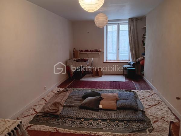 🏡 Local commercial rénové + cour + grande dépendance –
En plein centre de Sauzé‑Vaussais, découvrez ce local commercial de 117 m², entièrement rénové entre 2012 et 2016. Il offre une belle visibilité, une cour privée et une grande dépendance en pierre idéale pour du stockage ou un futur aménagement.

🔹 Rez-de-chaussée
Espace magasin 34 m² avec vitrine sur rue
Pièce en L 16 m² sur parquet, accès cour
Coin kitchenette avec WC indépendant
Accès cave

🔹 1er étage
Palier 7m²
Grande pièce lumineuse 19,20 m²
Salle d’eau 3,64 m²

🔹 2e étage
Palier 7.22m²
2 pièces mansardées 11,20 m² et 12,04 m²

🔹 Confort
Double vitrage
Tout-à-l’égout
Chauffage performant : poêle à granulés + radiateurs à inertie
Isolation écologique de qualité

🔹 Extérieur
Charmante cour privée, close de murs en pierre

Dépendance en pierre 46 m² au sol + grand grenier (même surface, belle hauteur)
➡️ Parfait pour atelier, stockage, extension ou projet professionnel

📐 Parcelle totale : 257 m²