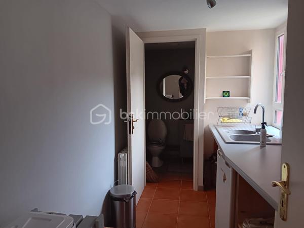 🏡 Local commercial rénové + cour + grande dépendance –
En plein centre de Sauzé‑Vaussais, découvrez ce local commercial de 117 m², entièrement rénové entre 2012 et 2016. Il offre une belle visibilité, une cour privée et une grande dépendance en pierre idéale pour du stockage ou un futur aménagement.

🔹 Rez-de-chaussée
Espace magasin 34 m² avec vitrine sur rue
Pièce en L 16 m² sur parquet, accès cour
Coin kitchenette avec WC indépendant
Accès cave

🔹 1er étage
Palier 7m²
Grande pièce lumineuse 19,20 m²
Salle d’eau 3,64 m²

🔹 2e étage
Palier 7.22m²
2 pièces mansardées 11,20 m² et 12,04 m²

🔹 Confort
Double vitrage
Tout-à-l’égout
Chauffage performant : poêle à granulés + radiateurs à inertie
Isolation écologique de qualité

🔹 Extérieur
Charmante cour privée, close de murs en pierre

Dépendance en pierre 46 m² au sol + grand grenier (même surface, belle hauteur)
➡️ Parfait pour atelier, stockage, extension ou projet professionnel

📐 Parcelle totale : 257 m²