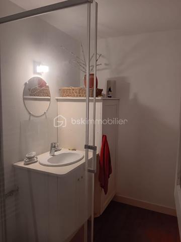 🏡 Local commercial rénové + cour + grande dépendance –
En plein centre de Sauzé‑Vaussais, découvrez ce local commercial de 117 m², entièrement rénové entre 2012 et 2016. Il offre une belle visibilité, une cour privée et une grande dépendance en pierre idéale pour du stockage ou un futur aménagement.

🔹 Rez-de-chaussée
Espace magasin 34 m² avec vitrine sur rue
Pièce en L 16 m² sur parquet, accès cour
Coin kitchenette avec WC indépendant
Accès cave

🔹 1er étage
Palier 7m²
Grande pièce lumineuse 19,20 m²
Salle d’eau 3,64 m²

🔹 2e étage
Palier 7.22m²
2 pièces mansardées 11,20 m² et 12,04 m²

🔹 Confort
Double vitrage
Tout-à-l’égout
Chauffage performant : poêle à granulés + radiateurs à inertie
Isolation écologique de qualité

🔹 Extérieur
Charmante cour privée, close de murs en pierre

Dépendance en pierre 46 m² au sol + grand grenier (même surface, belle hauteur)
➡️ Parfait pour atelier, stockage, extension ou projet professionnel

📐 Parcelle totale : 257 m²