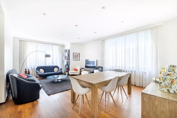 Vente                                                      Appartement
                        
                     5 pièces                      138 m2                     à Lyon 6