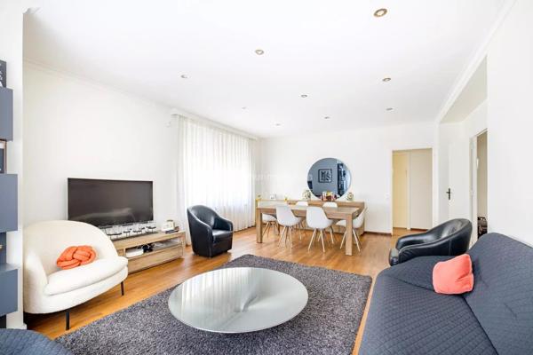 Vente                                                      Appartement
                        
                     5 pièces                      138 m2                     à Lyon 6