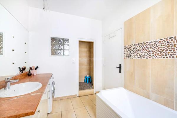 Vente                                                      Appartement
                        
                     5 pièces                      138 m2                     à Lyon 6