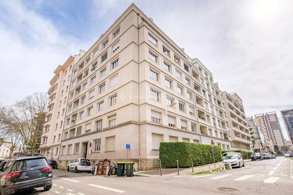 Vente                                                      Appartement
                        
                     5 pièces                      138 m2                     à Lyon 6