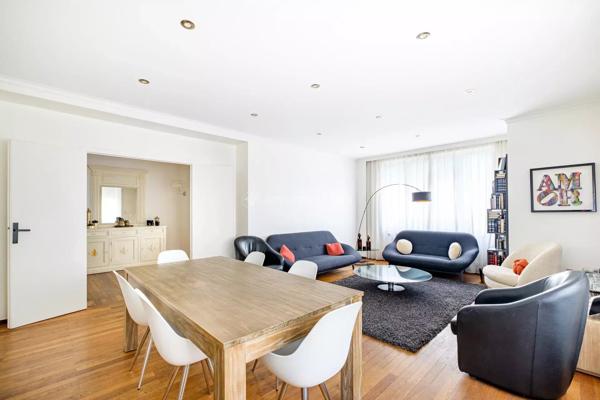 Vente                                                      Appartement
                        
                     5 pièces                      138 m2                     à Lyon 6