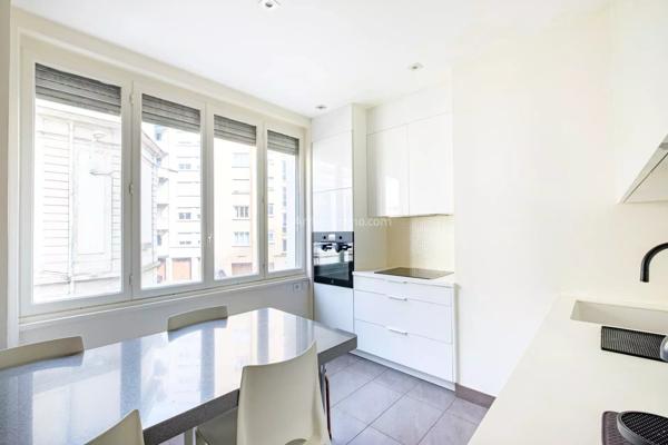 Vente                                                      Appartement
                        
                     5 pièces                      138 m2                     à Lyon 6