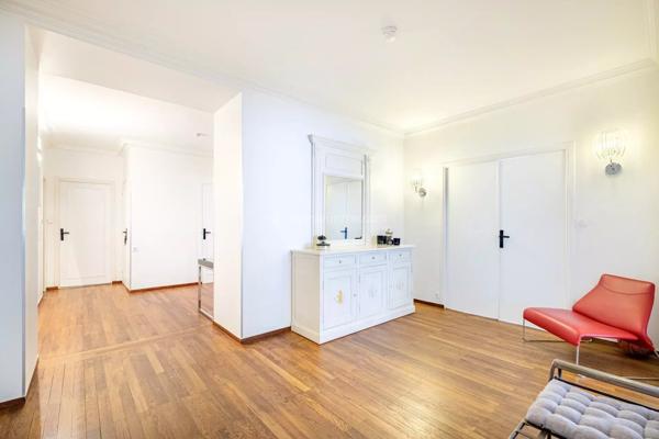 Vente                                                      Appartement
                        
                     5 pièces                      138 m2                     à Lyon 6