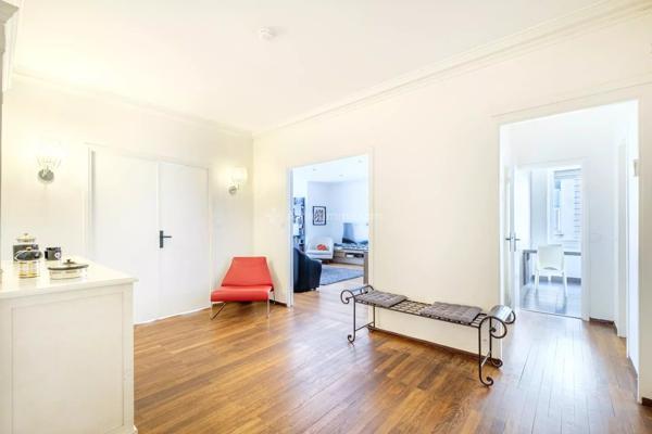 Vente                                                      Appartement
                        
                     5 pièces                      138 m2                     à Lyon 6