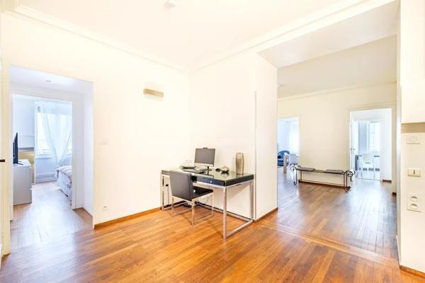 Vente                                                      Appartement
                        
                     5 pièces                      138 m2                     à Lyon 6