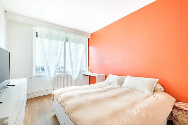 Vente                                                      Appartement
                        
                     5 pièces                      138 m2                     à Lyon 6