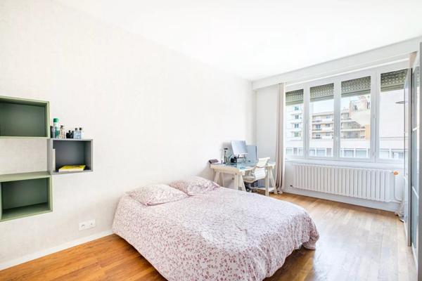 Vente                                                      Appartement
                        
                     5 pièces                      138 m2                     à Lyon 6