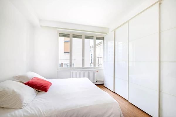 Vente                                                      Appartement
                        
                     5 pièces                      138 m2                     à Lyon 6
