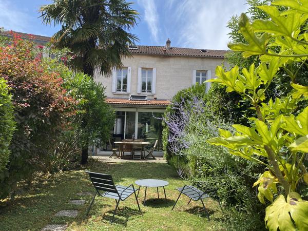 ANGOULEME Quartier calme et prisé : jolie maison de ville restaurée avec terrasse et jardin