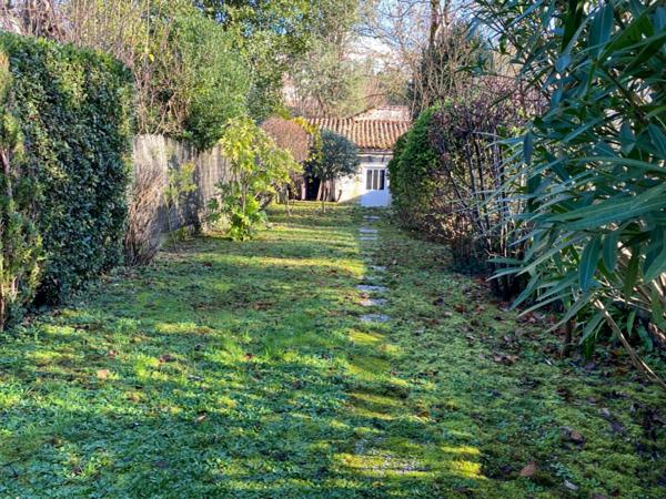 ANGOULEME Quartier calme et prisé : jolie maison de ville restaurée avec terrasse et jardin