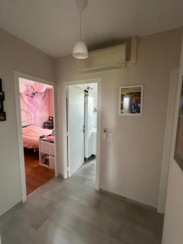 Climatisée - maison semi-enterrée sur terrain piscinable
