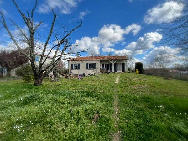 Climatisée - maison semi-enterrée sur terrain piscinable