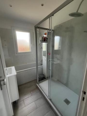 Climatisée - maison semi-enterrée sur terrain piscinable
