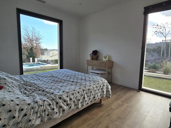 Villa contemporaine avec piscine et vue Luberon