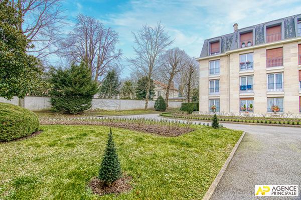 Versailles Avenue de Paris Appartement 6 pièces 138 m² situé au 3ème et dernier étage avec ascenseur, cave et parking en sous-sol €998 000 ** - Référence 27502