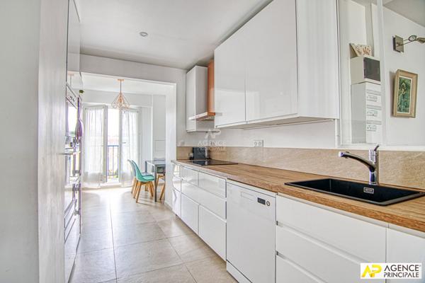 Versailles Avenue de Paris Appartement 6 pièces 138 m² situé au 3ème et dernier étage avec ascenseur, cave et parking en sous-sol €998 000 ** - Référence 27502