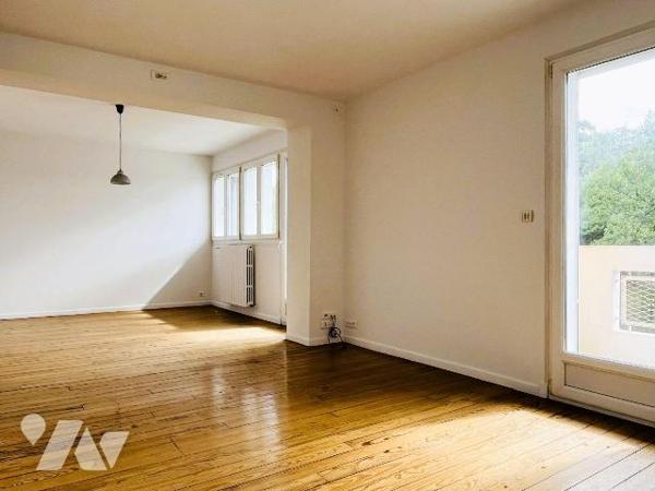 A vendre à proximité du centre-ville de Saint-Lô et de toutes commodités, dans un immeuble en c...