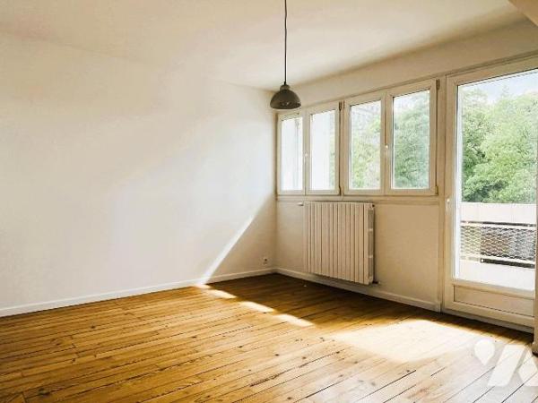 A vendre à proximité du centre-ville de Saint-Lô et de toutes commodités, dans un immeuble en c...