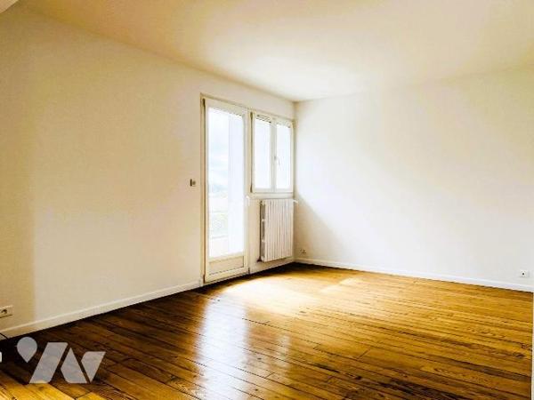 A vendre à proximité du centre-ville de Saint-Lô et de toutes commodités, dans un immeuble en c...
