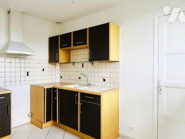 A vendre à proximité du centre-ville de Saint-Lô et de toutes commodités, dans un immeuble en c...