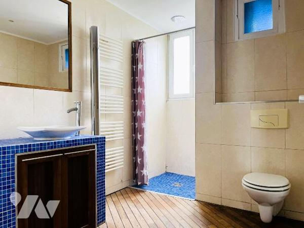 A vendre à proximité du centre-ville de Saint-Lô et de toutes commodités, dans un immeuble en c...