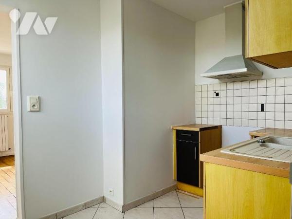 A vendre à proximité du centre-ville de Saint-Lô et de toutes commodités, dans un immeuble en c...