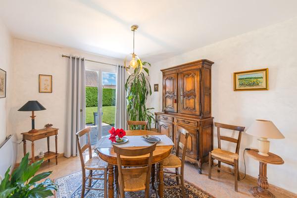 Maison de plain-pied  à Châtenoy Le Royal de 90 m² avec 3 chambres