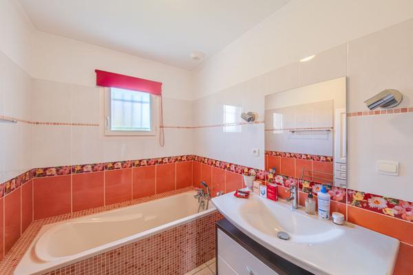Maison de plain-pied  à Châtenoy Le Royal de 90 m² avec 3 chambres