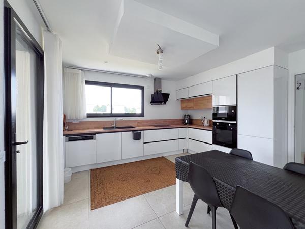 Maison contemporaine 6 pièces à vendre à Sainte Gemmes sur Loire avec une chambre au rez de chaussée