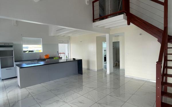 Appartement à louer    5 pièces •  Saint-François