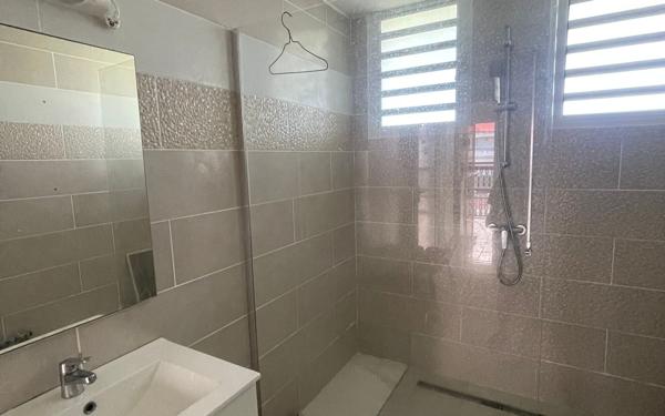 Appartement à louer    5 pièces •  Saint-François