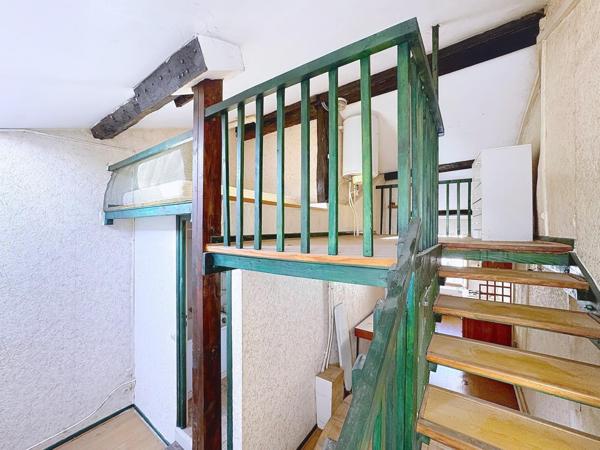 Centre-ville de Voiron, studio sous les toits avec mezzanine, à rénover entièrement