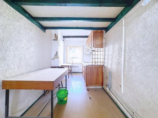 Centre-ville de Voiron, studio sous les toits avec mezzanine, à rénover entièrement