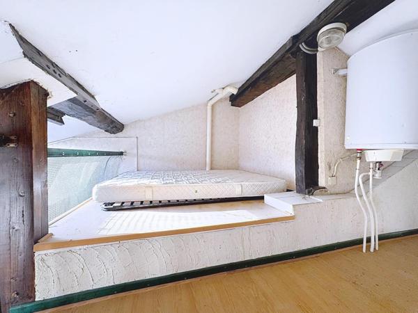 Centre-ville de Voiron, studio sous les toits avec mezzanine, à rénover entièrement
