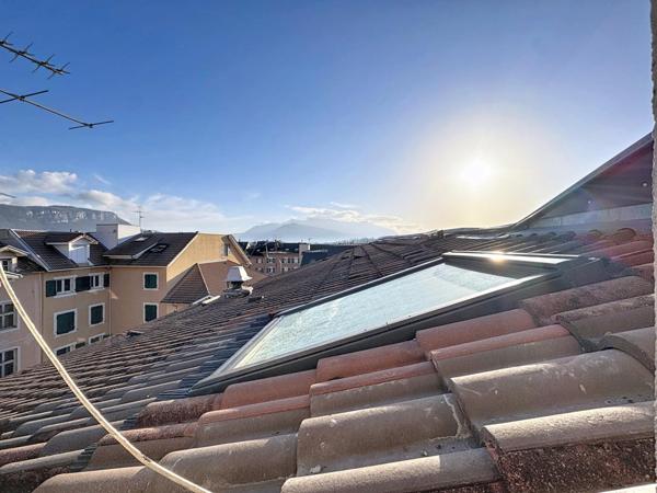 Centre-ville de Voiron, studio sous les toits avec mezzanine, à rénover entièrement