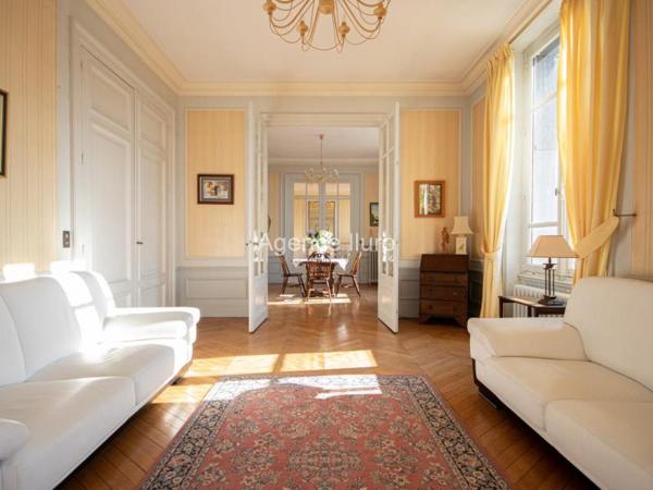 Appartement - Oloron-sainte-marie - Réf.:205068 OLORON CENTRE VILLE- MAGNIFIQUE APPARTEMENT DE 237 M² AVEC GRANDE TERRASSE DE 250 M² DANS RESIDENCE DE CHARME AVEC ASCENSEUR -