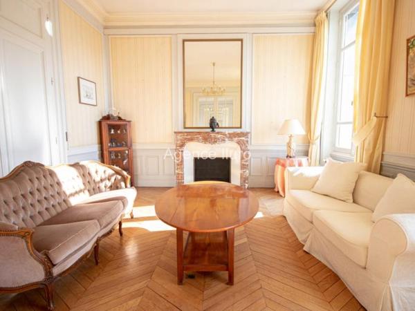 Appartement - Oloron-sainte-marie - Réf.:205068 OLORON CENTRE VILLE- MAGNIFIQUE APPARTEMENT DE 237 M² AVEC GRANDE TERRASSE DE 250 M² DANS RESIDENCE DE CHARME AVEC ASCENSEUR -