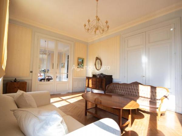 Appartement - Oloron-sainte-marie - Réf.:205068 OLORON CENTRE VILLE- MAGNIFIQUE APPARTEMENT DE 237 M² AVEC GRANDE TERRASSE DE 250 M² DANS RESIDENCE DE CHARME AVEC ASCENSEUR -