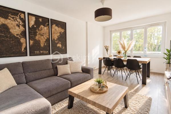Situé dans le quartier verdoyant de La Plaine de Neauphle à Trappes, découvrez ce spacieux appartement 2 pièces de 58 m², en très bon état général, dont le véritable coup de cœur est sans aucun doute sa magnifique terrasse de 38 m² exposée plein Sud.

Un extérieur aux dimensions particulièrement généreuses, véritable prolongement de l’appartement, qui permet de profiter pleinement des beaux jours. Salon de jardin, espace repas, transats, plantes ou coin détente : cette terrasse offre de nombreuses possibilités d’aménagement et bénéficie en plus d’une agréable vue sur le parc et les espaces paysagers de la résidence. Un véritable luxe pour un appartement !

Situé au 2ᵉ et dernier étage d’une résidence construite en 1990, l’appartement profite d’une belle luminosité naturelle grâce à son exposition Sud et d’un environnement calme et verdoyant.

Avec ses 58 m², ce T2 propose des volumes confortables et un agencement fonctionnel. Il se compose d’une agréable pièce de vie, d’une cuisine indépendante, d’une chambre avec dressing, de WC séparés ainsi que d’une salle de bains avec baignoire.

Le confort est également au rendez-vous avec un chauffage individuel électrique au sol, un interphone et la présence d’un gardien au sein de la résidence.

Une place de stationnement privative en sous-sol complète le bien, un véritable avantage au quotidien.

L’environnement de La Plaine de Neauphle séduira les acquéreurs à la recherche d’un cadre résidentiel agréable, avec ses espaces verts et son atmosphère paisible.

Avec son dernier étage, son exposition plein Sud, ses beaux volumes et surtout sa remarquable terrasse de 38 m² avec vue sur le parc, cet appartement offre un cadre de vie particulièrement agréable, aussi bien à l’intérieur qu’à l’extérieur.

Un T2 qui se vit presque comme une petite maison aux beaux jours grâce à son exceptionnel espace extérieur. Une véritable opportunité à découvrir rapidement.

Contactez-moi dès maintenant pour organiser une visite et découvrir cette superbe terrasse.