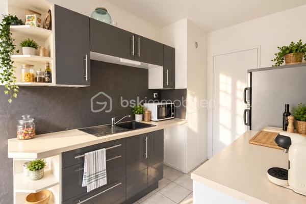 Situé dans le quartier verdoyant de La Plaine de Neauphle à Trappes, découvrez ce spacieux appartement 2 pièces de 58 m², en très bon état général, dont le véritable coup de cœur est sans aucun doute sa magnifique terrasse de 38 m² exposée plein Sud.

Un extérieur aux dimensions particulièrement généreuses, véritable prolongement de l’appartement, qui permet de profiter pleinement des beaux jours. Salon de jardin, espace repas, transats, plantes ou coin détente : cette terrasse offre de nombreuses possibilités d’aménagement et bénéficie en plus d’une agréable vue sur le parc et les espaces paysagers de la résidence. Un véritable luxe pour un appartement !

Situé au 2ᵉ et dernier étage d’une résidence construite en 1990, l’appartement profite d’une belle luminosité naturelle grâce à son exposition Sud et d’un environnement calme et verdoyant.

Avec ses 58 m², ce T2 propose des volumes confortables et un agencement fonctionnel. Il se compose d’une agréable pièce de vie, d’une cuisine indépendante, d’une chambre avec dressing, de WC séparés ainsi que d’une salle de bains avec baignoire.

Le confort est également au rendez-vous avec un chauffage individuel électrique au sol, un interphone et la présence d’un gardien au sein de la résidence.

Une place de stationnement privative en sous-sol complète le bien, un véritable avantage au quotidien.

L’environnement de La Plaine de Neauphle séduira les acquéreurs à la recherche d’un cadre résidentiel agréable, avec ses espaces verts et son atmosphère paisible.

Avec son dernier étage, son exposition plein Sud, ses beaux volumes et surtout sa remarquable terrasse de 38 m² avec vue sur le parc, cet appartement offre un cadre de vie particulièrement agréable, aussi bien à l’intérieur qu’à l’extérieur.

Un T2 qui se vit presque comme une petite maison aux beaux jours grâce à son exceptionnel espace extérieur. Une véritable opportunité à découvrir rapidement.

Contactez-moi dès maintenant pour organiser une visite et découvrir cette superbe terrasse.