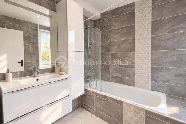 Situé dans le quartier verdoyant de La Plaine de Neauphle à Trappes, découvrez ce spacieux appartement 2 pièces de 58 m², en très bon état général, dont le véritable coup de cœur est sans aucun doute sa magnifique terrasse de 38 m² exposée plein Sud.

Un extérieur aux dimensions particulièrement généreuses, véritable prolongement de l’appartement, qui permet de profiter pleinement des beaux jours. Salon de jardin, espace repas, transats, plantes ou coin détente : cette terrasse offre de nombreuses possibilités d’aménagement et bénéficie en plus d’une agréable vue sur le parc et les espaces paysagers de la résidence. Un véritable luxe pour un appartement !

Situé au 2ᵉ et dernier étage d’une résidence construite en 1990, l’appartement profite d’une belle luminosité naturelle grâce à son exposition Sud et d’un environnement calme et verdoyant.

Avec ses 58 m², ce T2 propose des volumes confortables et un agencement fonctionnel. Il se compose d’une agréable pièce de vie, d’une cuisine indépendante, d’une chambre avec dressing, de WC séparés ainsi que d’une salle de bains avec baignoire.

Le confort est également au rendez-vous avec un chauffage individuel électrique au sol, un interphone et la présence d’un gardien au sein de la résidence.

Une place de stationnement privative en sous-sol complète le bien, un véritable avantage au quotidien.

L’environnement de La Plaine de Neauphle séduira les acquéreurs à la recherche d’un cadre résidentiel agréable, avec ses espaces verts et son atmosphère paisible.

Avec son dernier étage, son exposition plein Sud, ses beaux volumes et surtout sa remarquable terrasse de 38 m² avec vue sur le parc, cet appartement offre un cadre de vie particulièrement agréable, aussi bien à l’intérieur qu’à l’extérieur.

Un T2 qui se vit presque comme une petite maison aux beaux jours grâce à son exceptionnel espace extérieur. Une véritable opportunité à découvrir rapidement.

Contactez-moi dès maintenant pour organiser une visite et découvrir cette superbe terrasse.