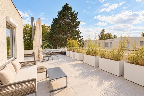 Situé dans le quartier verdoyant de La Plaine de Neauphle à Trappes, découvrez ce spacieux appartement 2 pièces de 58 m², en très bon état général, dont le véritable coup de cœur est sans aucun doute sa magnifique terrasse de 38 m² exposée plein Sud.

Un extérieur aux dimensions particulièrement généreuses, véritable prolongement de l’appartement, qui permet de profiter pleinement des beaux jours. Salon de jardin, espace repas, transats, plantes ou coin détente : cette terrasse offre de nombreuses possibilités d’aménagement et bénéficie en plus d’une agréable vue sur le parc et les espaces paysagers de la résidence. Un véritable luxe pour un appartement !

Situé au 2ᵉ et dernier étage d’une résidence construite en 1990, l’appartement profite d’une belle luminosité naturelle grâce à son exposition Sud et d’un environnement calme et verdoyant.

Avec ses 58 m², ce T2 propose des volumes confortables et un agencement fonctionnel. Il se compose d’une agréable pièce de vie, d’une cuisine indépendante, d’une chambre avec dressing, de WC séparés ainsi que d’une salle de bains avec baignoire.

Le confort est également au rendez-vous avec un chauffage individuel électrique au sol, un interphone et la présence d’un gardien au sein de la résidence.

Une place de stationnement privative en sous-sol complète le bien, un véritable avantage au quotidien.

L’environnement de La Plaine de Neauphle séduira les acquéreurs à la recherche d’un cadre résidentiel agréable, avec ses espaces verts et son atmosphère paisible.

Avec son dernier étage, son exposition plein Sud, ses beaux volumes et surtout sa remarquable terrasse de 38 m² avec vue sur le parc, cet appartement offre un cadre de vie particulièrement agréable, aussi bien à l’intérieur qu’à l’extérieur.

Un T2 qui se vit presque comme une petite maison aux beaux jours grâce à son exceptionnel espace extérieur. Une véritable opportunité à découvrir rapidement.

Contactez-moi dès maintenant pour organiser une visite et découvrir cette superbe terrasse.