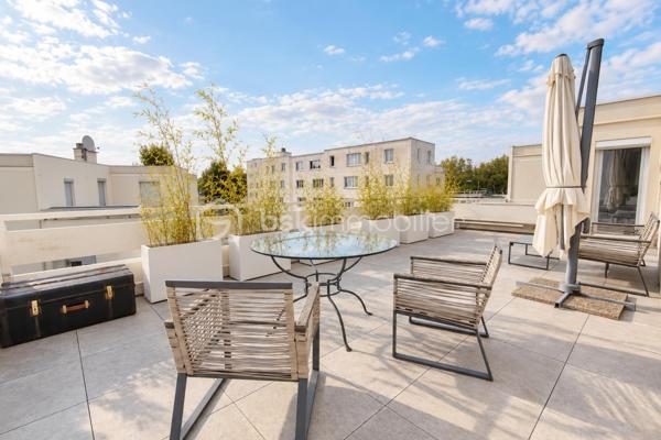 Situé dans le quartier verdoyant de La Plaine de Neauphle à Trappes, découvrez ce spacieux appartement 2 pièces de 58 m², en très bon état général, dont le véritable coup de cœur est sans aucun doute sa magnifique terrasse de 38 m² exposée plein Sud.

Un extérieur aux dimensions particulièrement généreuses, véritable prolongement de l’appartement, qui permet de profiter pleinement des beaux jours. Salon de jardin, espace repas, transats, plantes ou coin détente : cette terrasse offre de nombreuses possibilités d’aménagement et bénéficie en plus d’une agréable vue sur le parc et les espaces paysagers de la résidence. Un véritable luxe pour un appartement !

Situé au 2ᵉ et dernier étage d’une résidence construite en 1990, l’appartement profite d’une belle luminosité naturelle grâce à son exposition Sud et d’un environnement calme et verdoyant.

Avec ses 58 m², ce T2 propose des volumes confortables et un agencement fonctionnel. Il se compose d’une agréable pièce de vie, d’une cuisine indépendante, d’une chambre avec dressing, de WC séparés ainsi que d’une salle de bains avec baignoire.

Le confort est également au rendez-vous avec un chauffage individuel électrique au sol, un interphone et la présence d’un gardien au sein de la résidence.

Une place de stationnement privative en sous-sol complète le bien, un véritable avantage au quotidien.

L’environnement de La Plaine de Neauphle séduira les acquéreurs à la recherche d’un cadre résidentiel agréable, avec ses espaces verts et son atmosphère paisible.

Avec son dernier étage, son exposition plein Sud, ses beaux volumes et surtout sa remarquable terrasse de 38 m² avec vue sur le parc, cet appartement offre un cadre de vie particulièrement agréable, aussi bien à l’intérieur qu’à l’extérieur.

Un T2 qui se vit presque comme une petite maison aux beaux jours grâce à son exceptionnel espace extérieur. Une véritable opportunité à découvrir rapidement.

Contactez-moi dès maintenant pour organiser une visite et découvrir cette superbe terrasse.