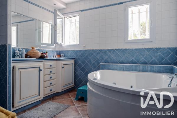 Maison à vendre 5 pièces 206 m² Cuers