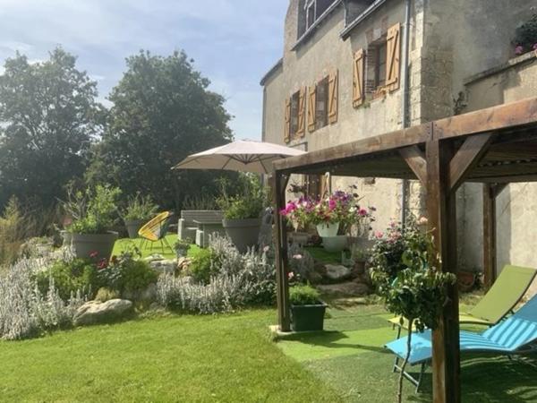 Prieuré de caractère  7 pièces proche Blois   vue dominante  3 minutes du lac , du golf , idéal maison secondaire