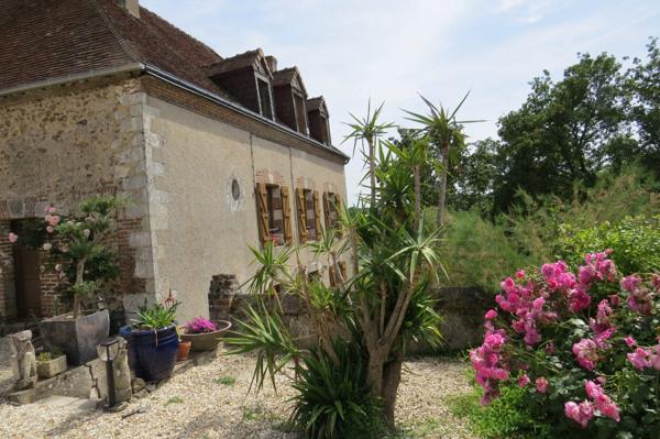 Prieuré de caractère  7 pièces proche Blois   vue dominante  3 minutes du lac , du golf , idéal maison secondaire