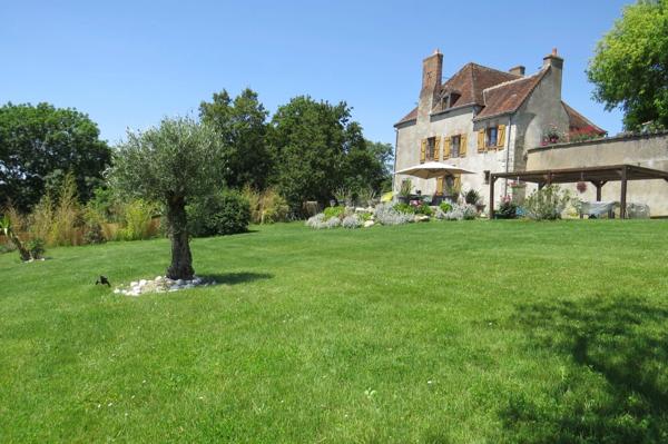 Prieuré de caractère  7 pièces proche Blois   vue dominante  3 minutes du lac , du golf , idéal maison secondaire